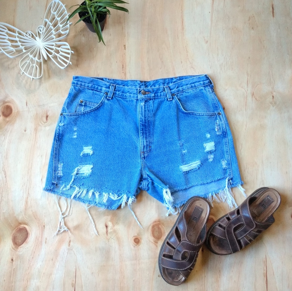 Vintage Cutoff Relaxed Fit Wrangler Jean Shorts 14